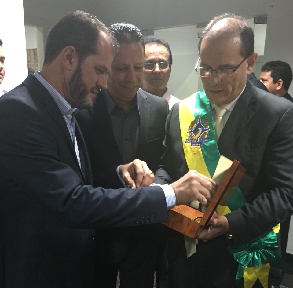 Imagem de capa - Governador de Rondônia é presenteado com uma Bíblia durante solenidade de oficialização de mandato