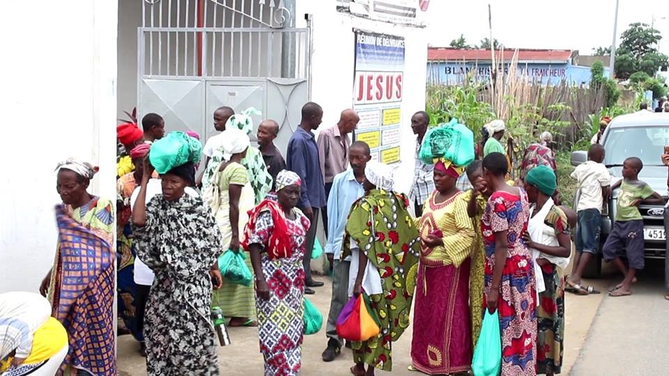 Universal reúne idosos em ação social em Burundi