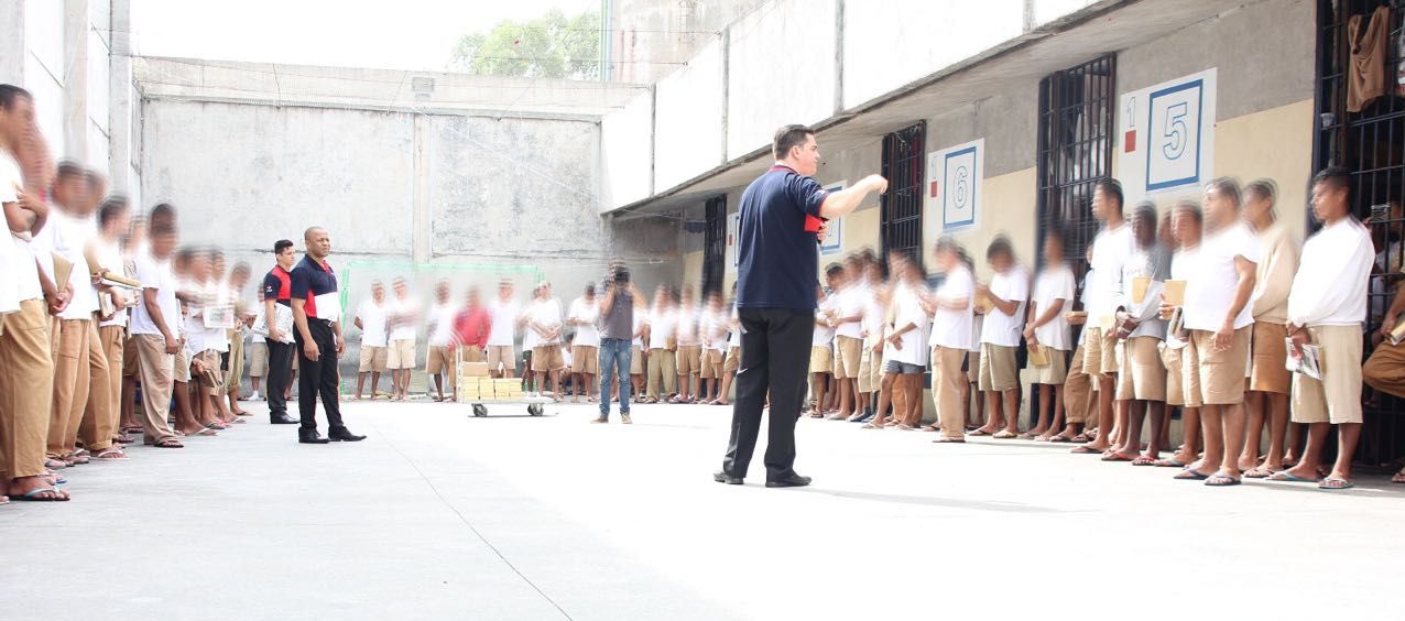 Atrás das grades, presos encontram liberdade