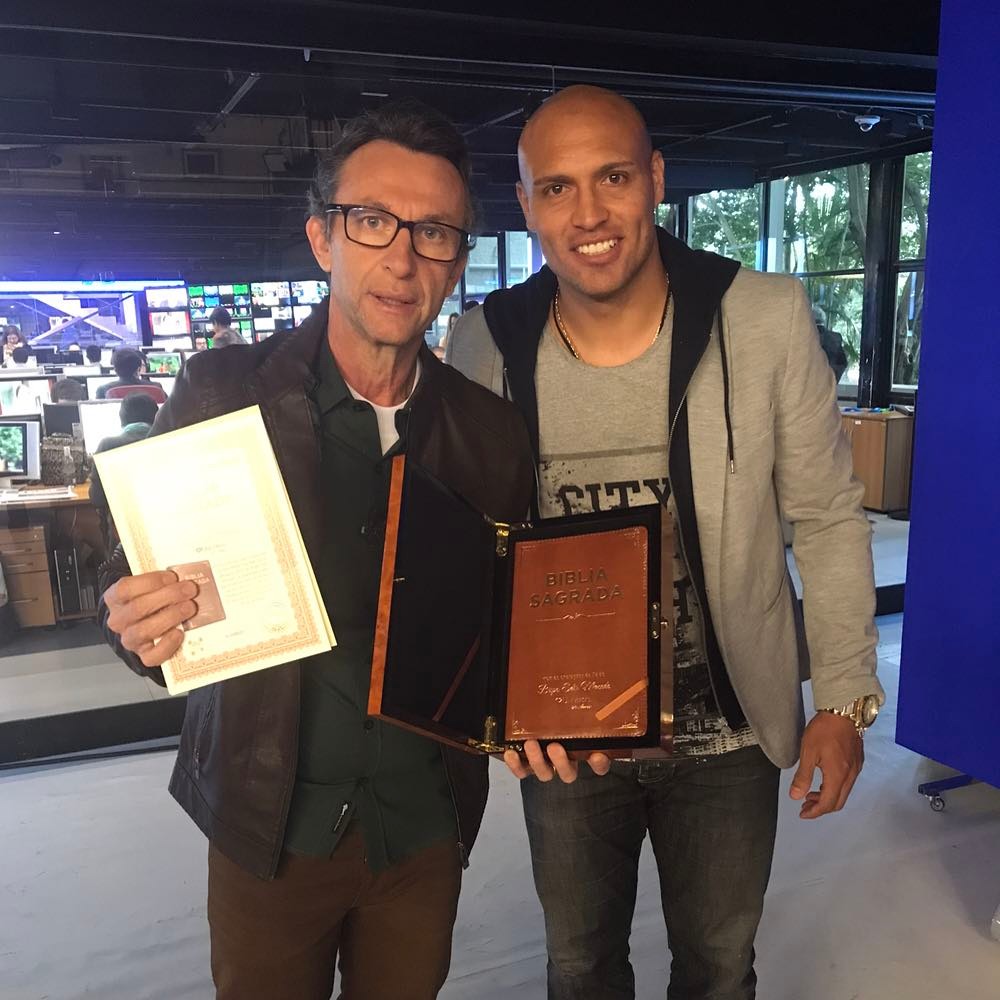 Jogador Edno surpreende apresentador com presente inusitado