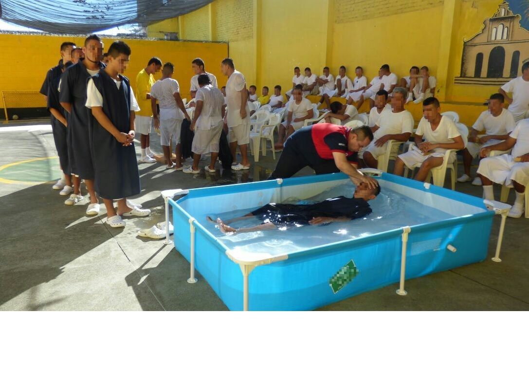 Voluntários vencem as dificuldades e divulgam a Palavra em presídios de El Salvador