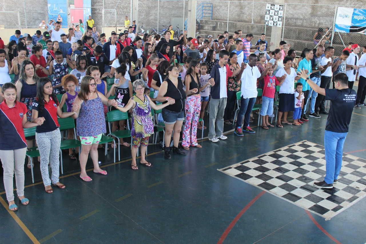 Famílias carentes são ajudadas por jovens voluntários de Franca