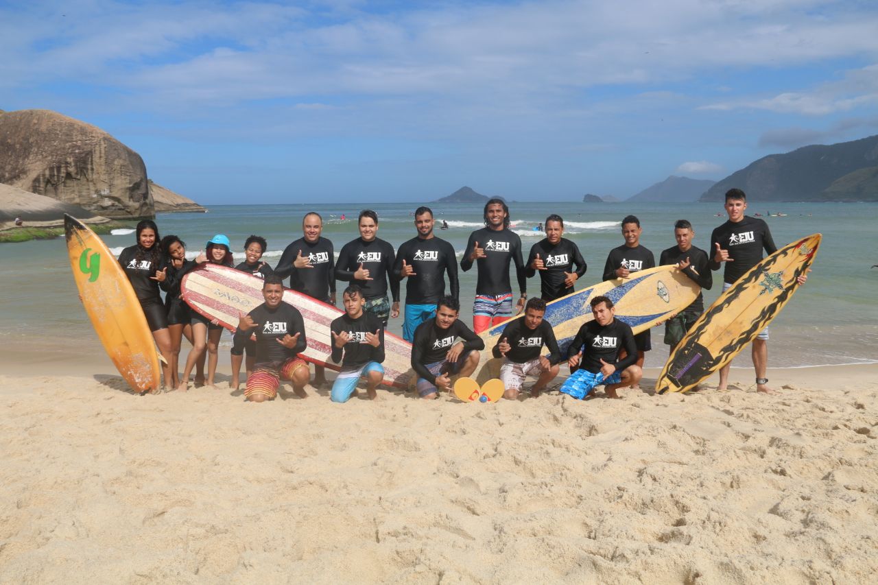 Voluntários da Força Jovem participam de aula de surf no Rio de Janeiro
