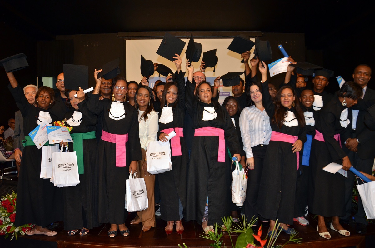 Formados e prontos para trabalhar: pessoas em situação de rua recebem uma segunda chance