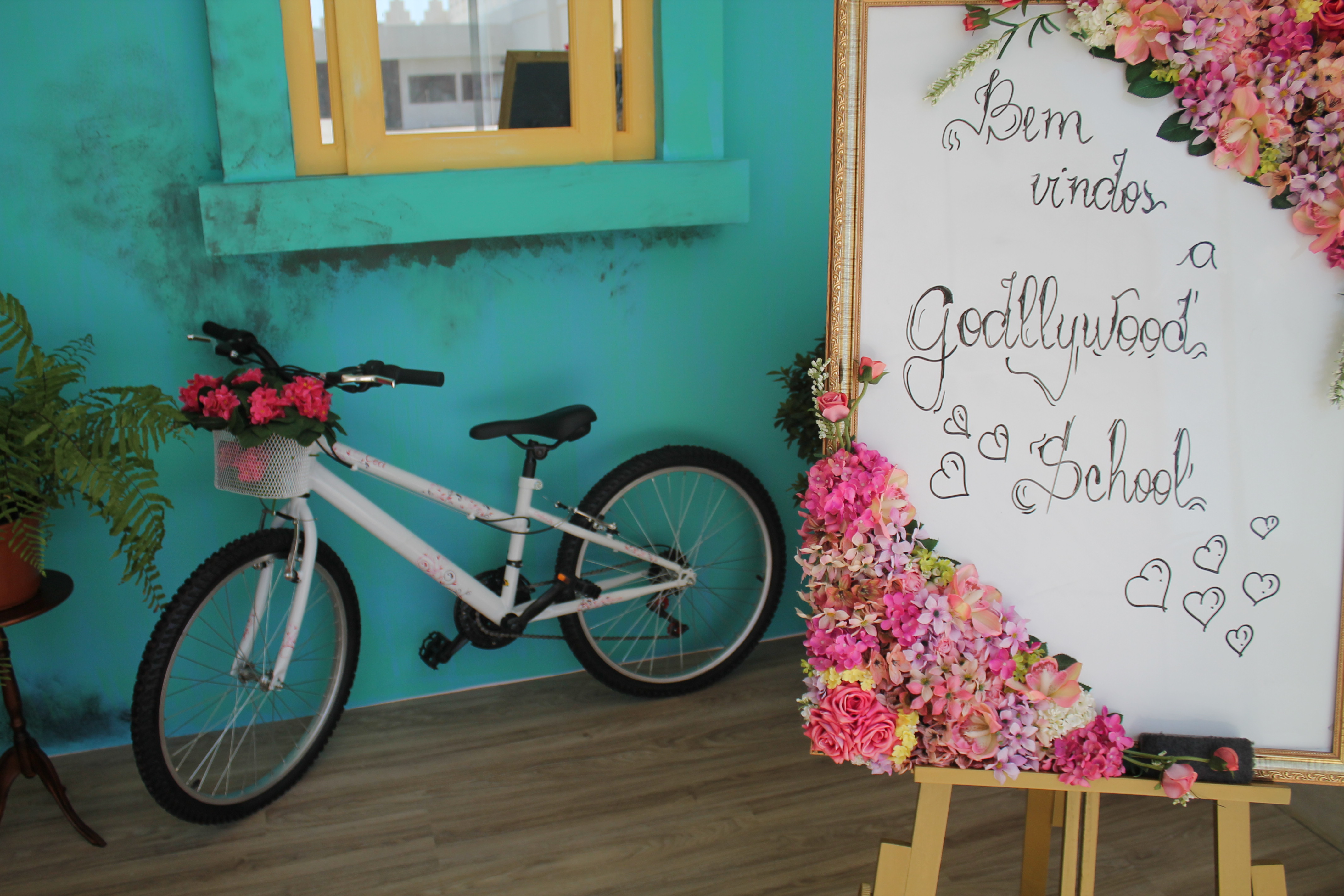 A partir de abril, acompanhe a Godllywood School pelo Univer