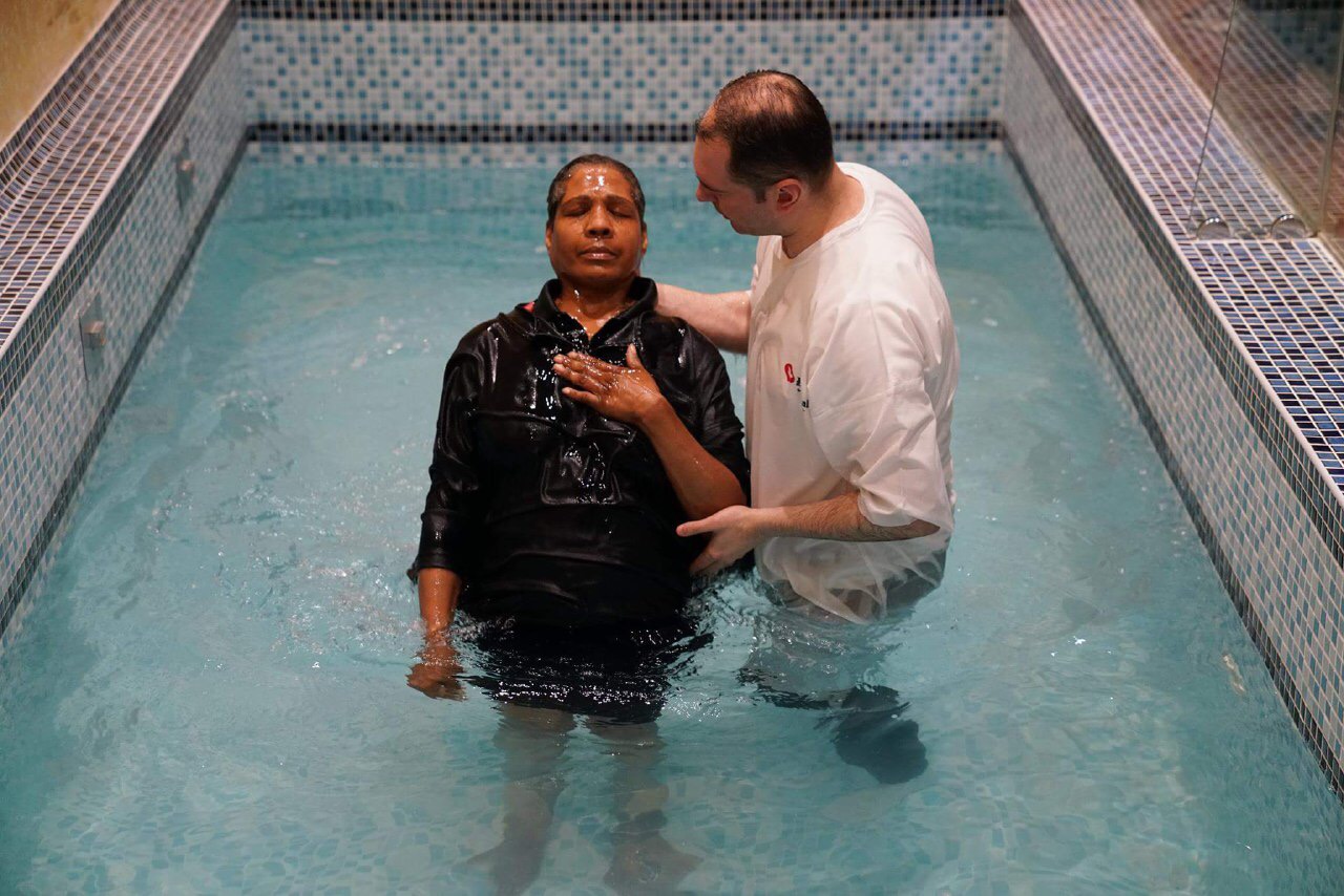 Universal realiza batismo na Inglaterra