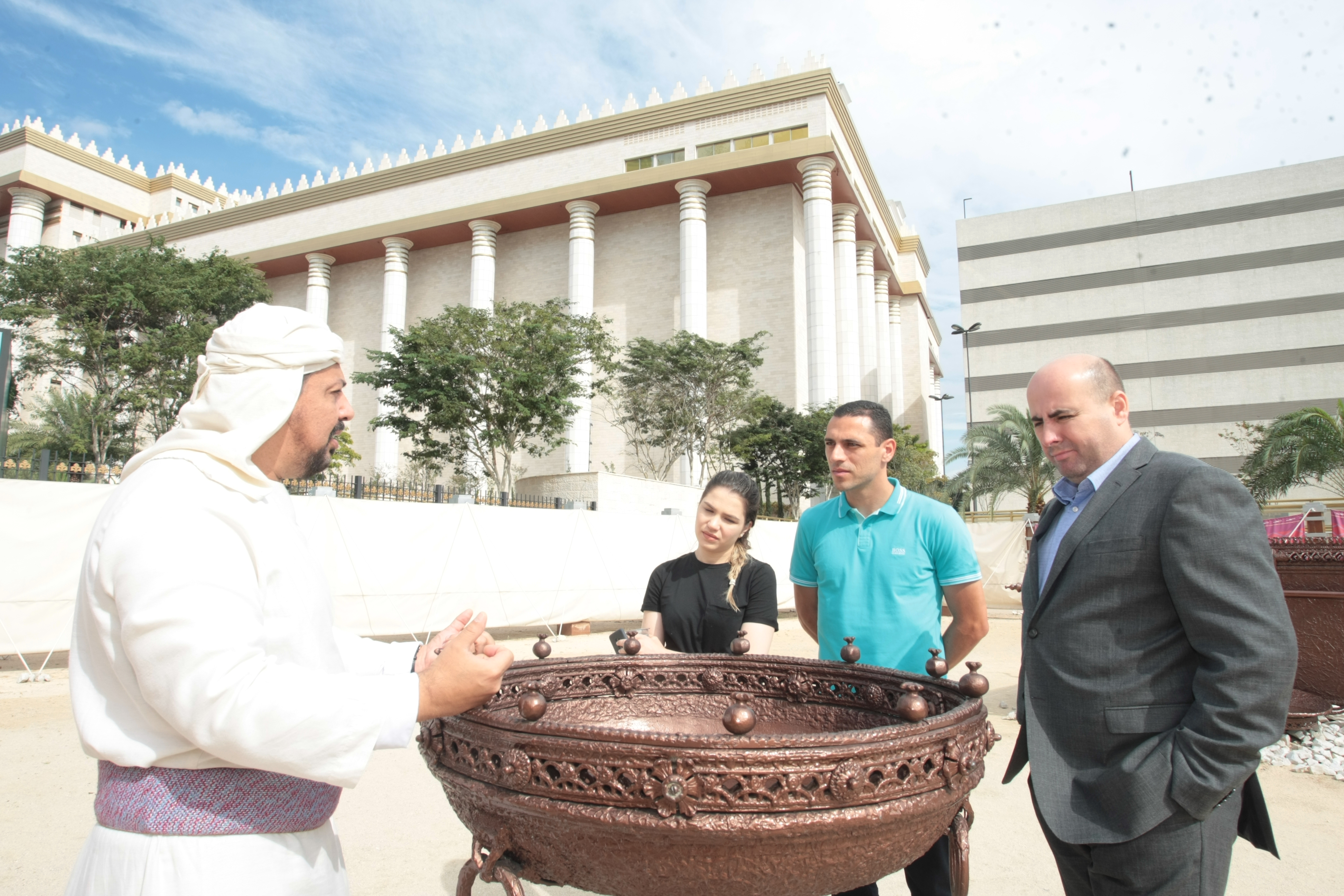 Jogador Rômulo Caldeira e sua esposa, Pamela, visitam o Jardim Bíblico