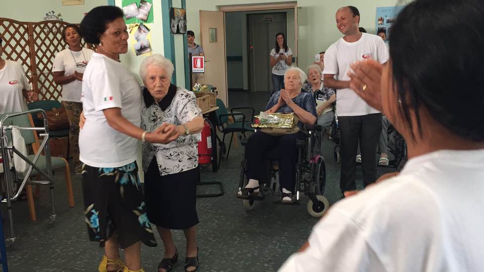 Casa de repouso romana recebe grupo Calebe