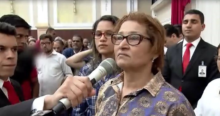 Mulher chega ao Ritual Sagrado em uma cadeira de rodas