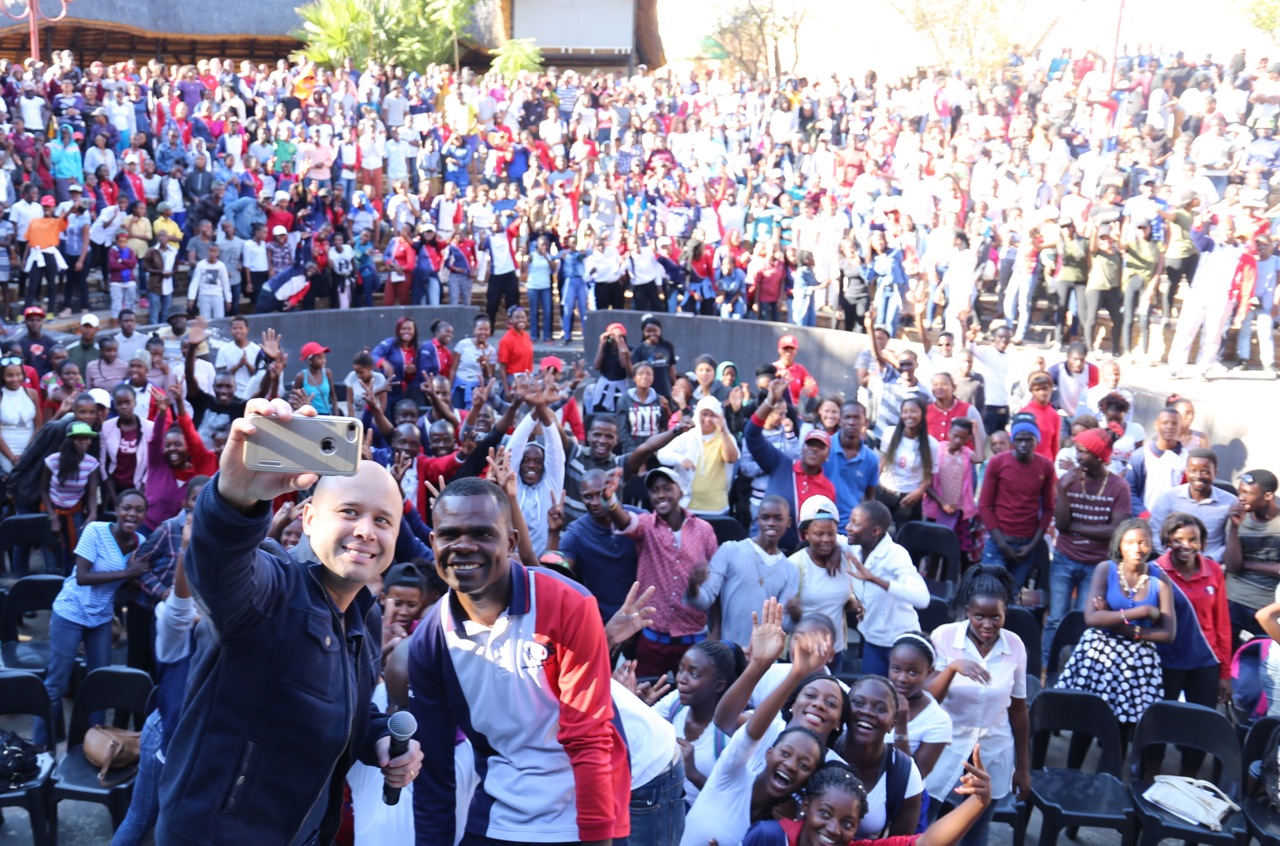 Evento “Vale a Pena Viver” na Namíbia ajuda jovens a recuperar a autoestima e a confiança em si mesmos