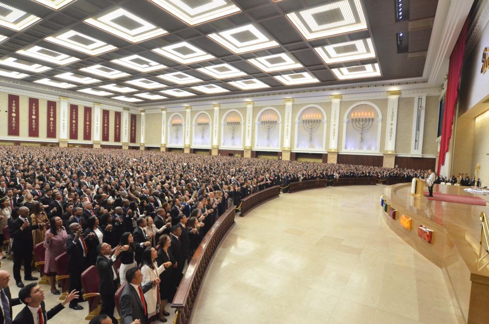 O que acontece quando a Igreja ora?