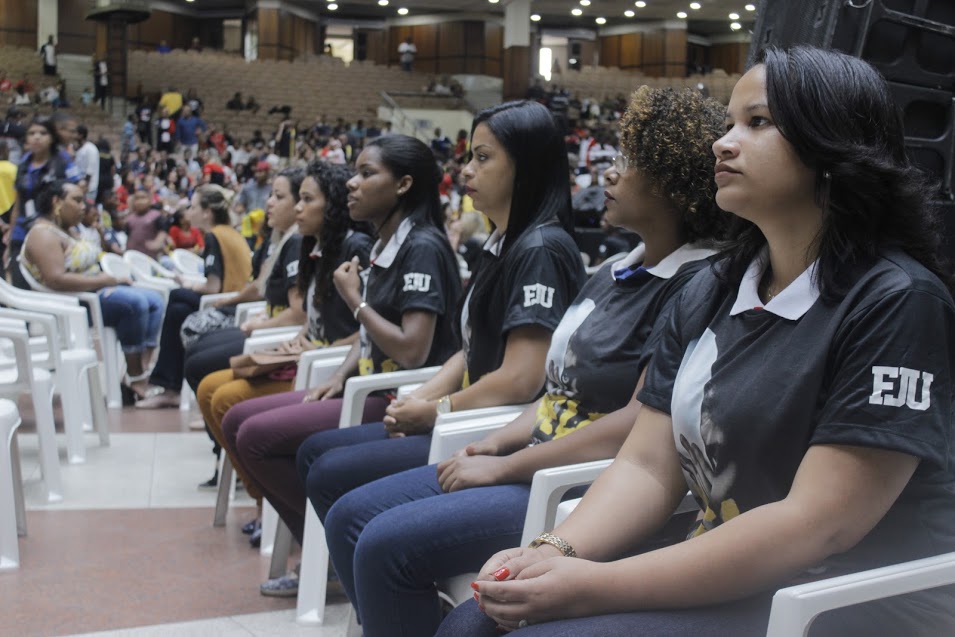 Imagem de capa - Duas jovens e algo em comum: o desejo de suicídio