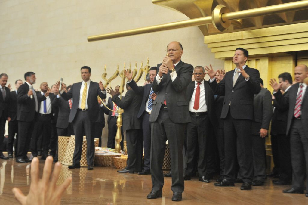 Imagem de capa - Domingo, dia 29 de Julho, a distribuição do óleo santo