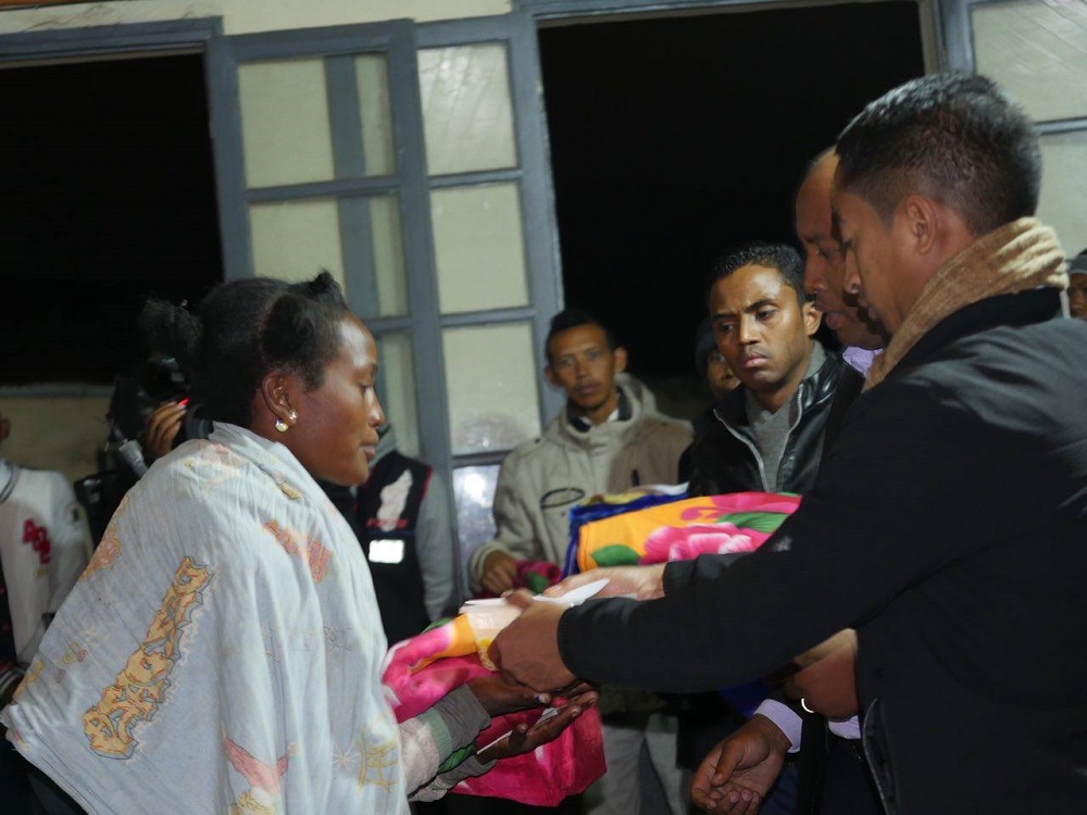 Mais de 600 pessoas foram beneficiadas com doação de alimentos e cobertores em Madagascar