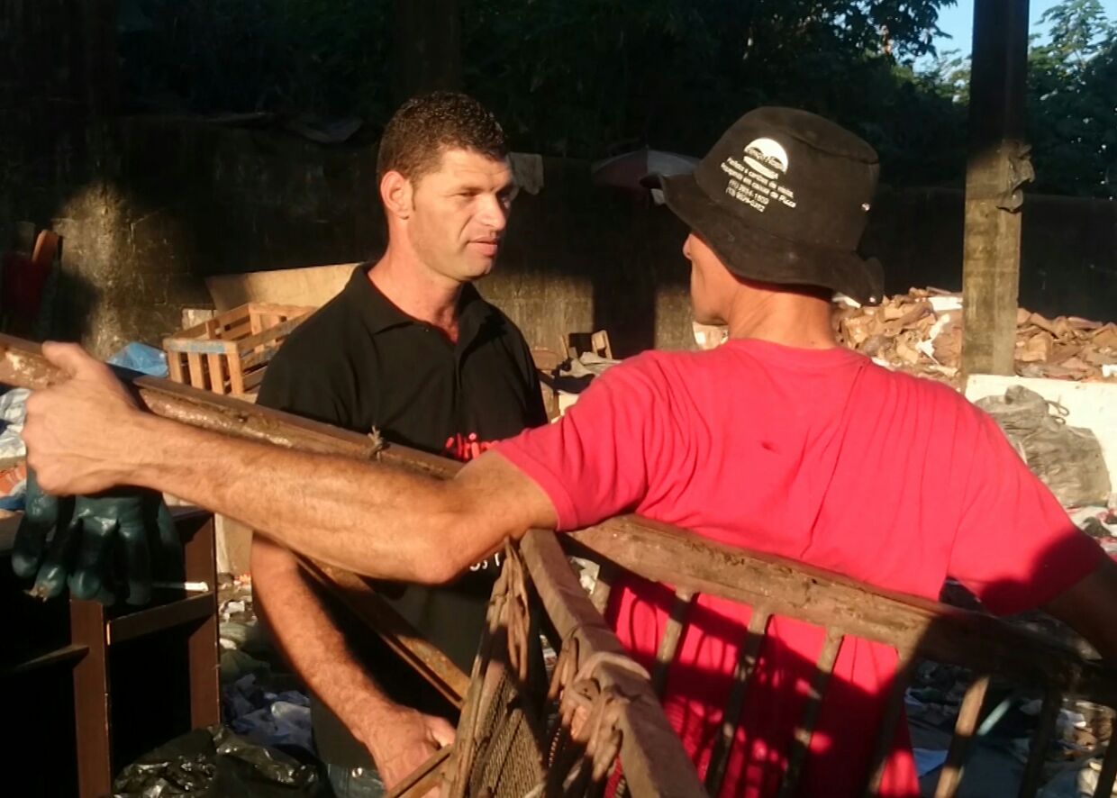 Voluntários do projeto “A Última Pedra” realizam ação em maior depósito de lixo da Baixada Santista