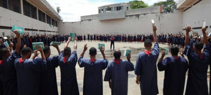 Oito mil presos são batizados nas águas em todo o Brasil