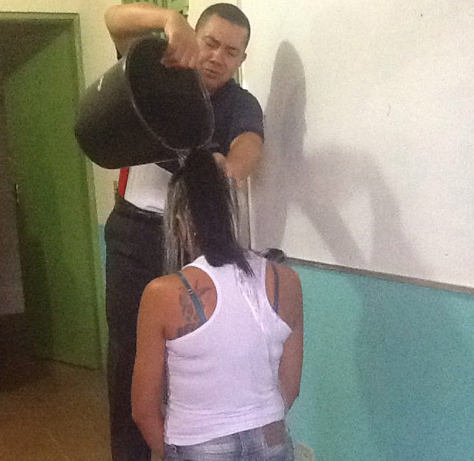 Casal de presidiários se batiza e, agora em liberdade, frequenta a Universal