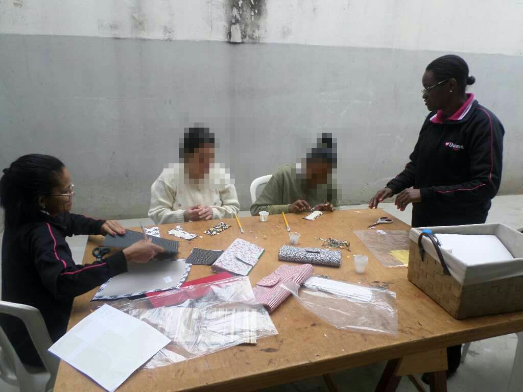 Detentas têm aula de artesanato em presídio feminino de Ribeirão Preto, interior paulista