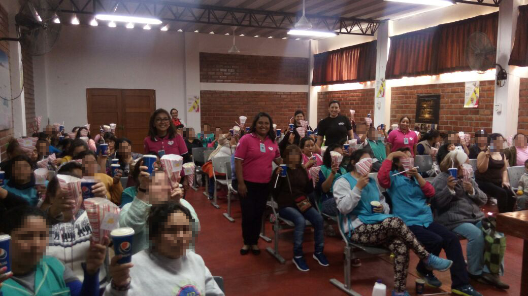 Presidiárias do Peru participam de sessão de cinema