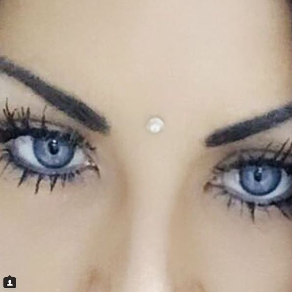 Modelo quase fica cega por fazer cirurgia para mudar a cor dos olhos