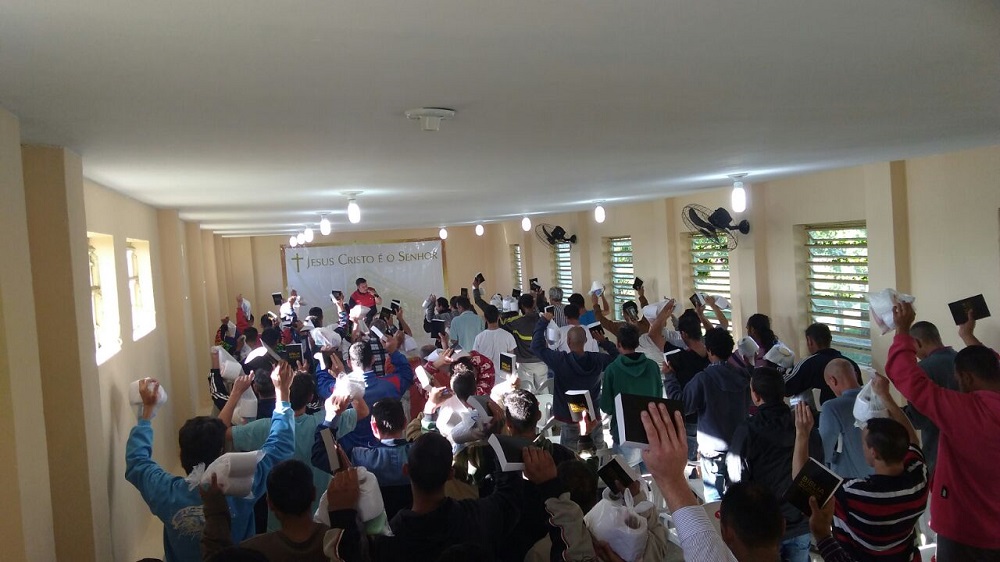 Voluntários da Universal visitam unidades prisionais na região Sul do País