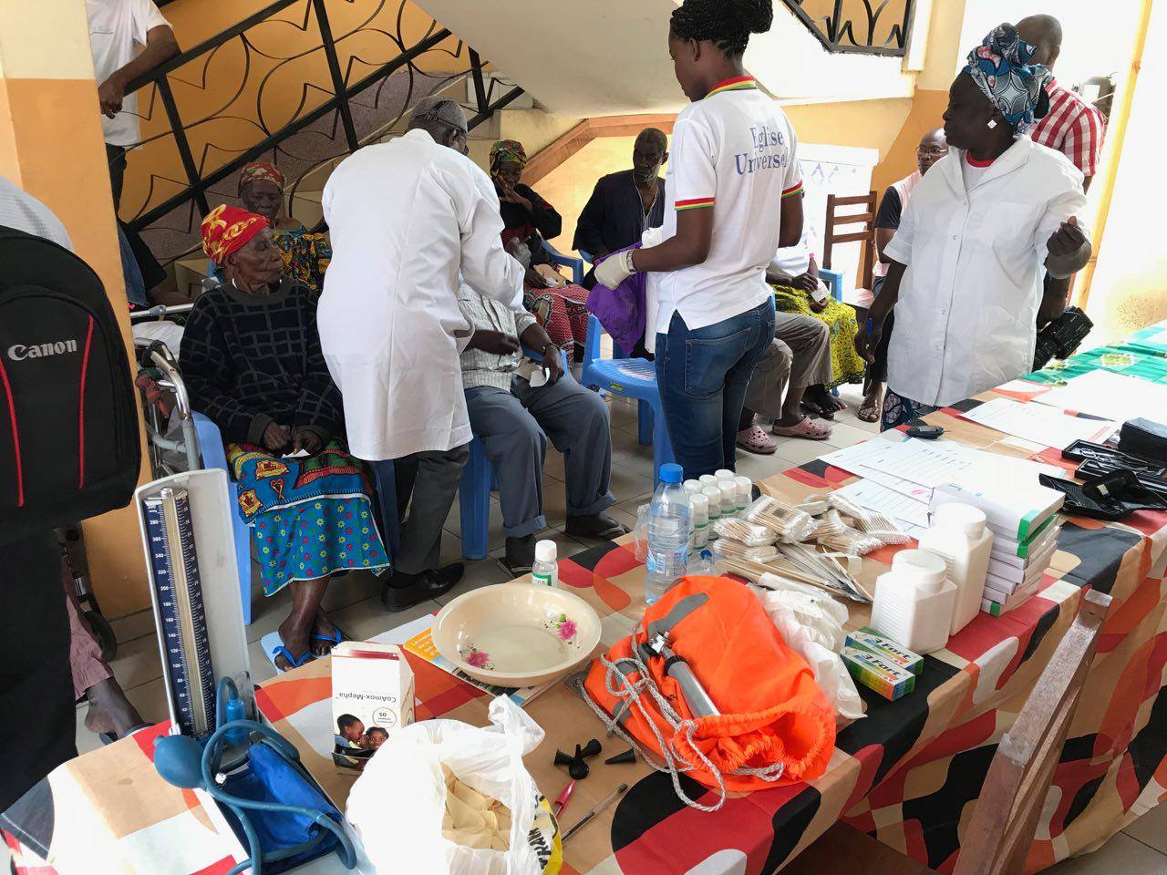 Idosos de Congo são assistidos pela Universal local