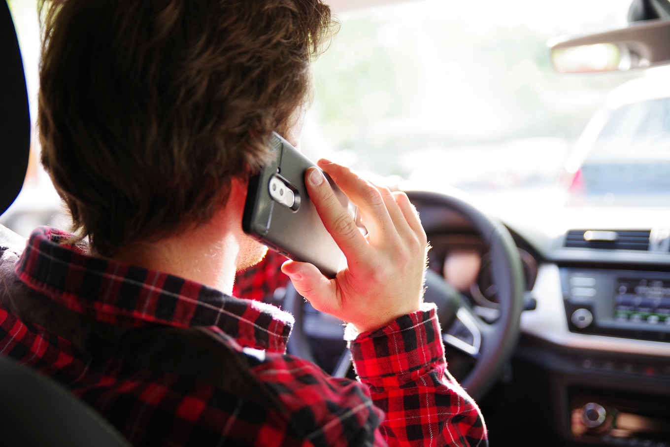 Uso do celular no trânsito mata uma média de 150 pessoas por dia no Brasil