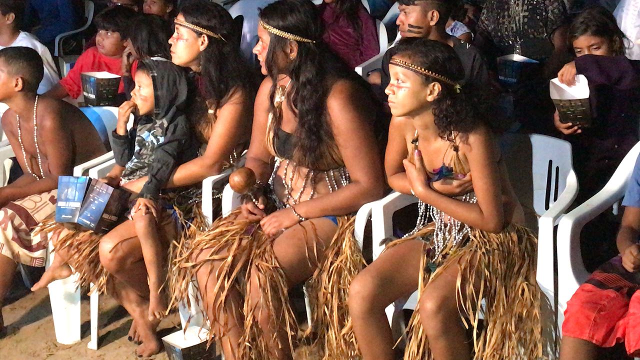 Imagem de capa - Índios do litoral paulista assistem ao filme “Nada a Perder”