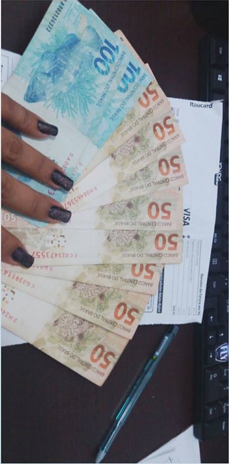 Imagem de capa - Ela achou 600 reais e pagou a conta de uma desconhecida