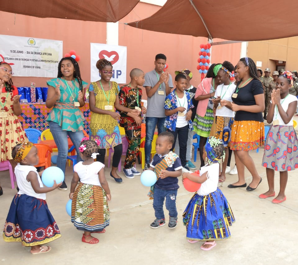 Imagem de capa - Filhos de mães presas recebem visita de voluntários de grupo em Angola