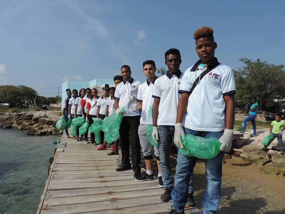 Força Jovem realiza ação de limpeza e preservação em praia de Curaçao
