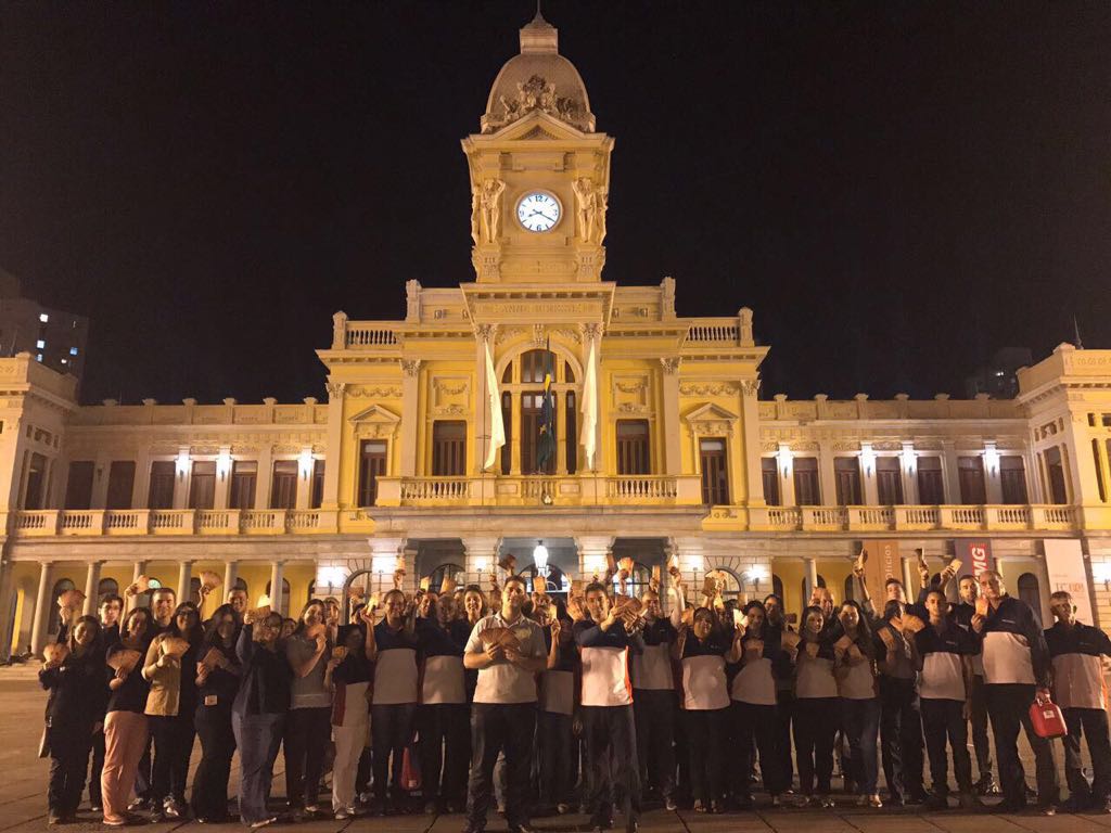 Voluntários do Projeto Ômega, do grupo Filhos Universal, promovem ação com moradores de rua