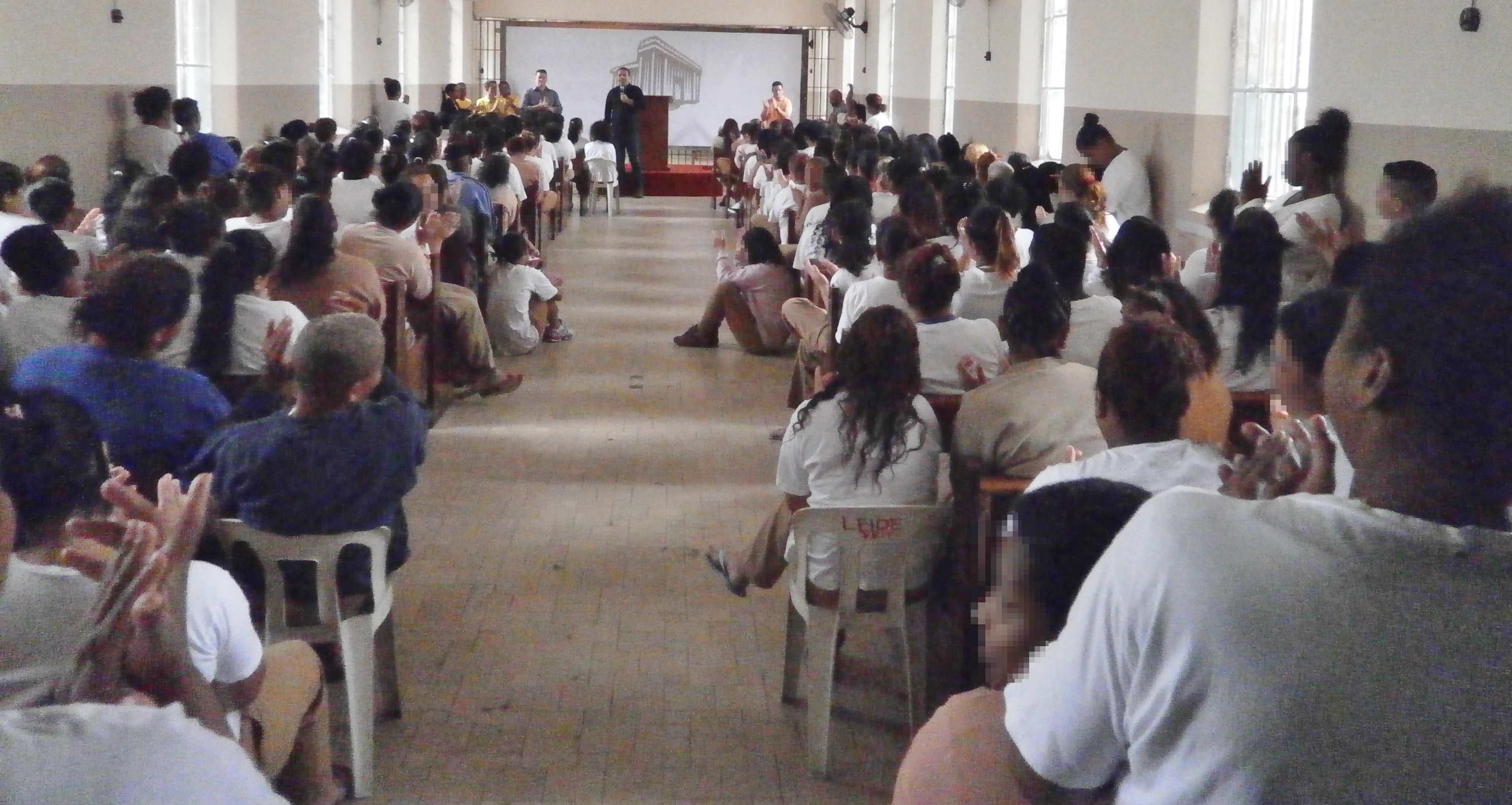 Reinaldo Gottino, apresentador da Record TV, faz palestra no maior presídio feminino da América Latina