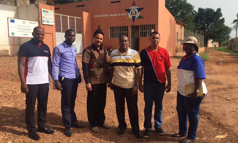 Imagem de capa - Voluntários da Universal de Guiné Bissau visitam detentos do maior presídio do país