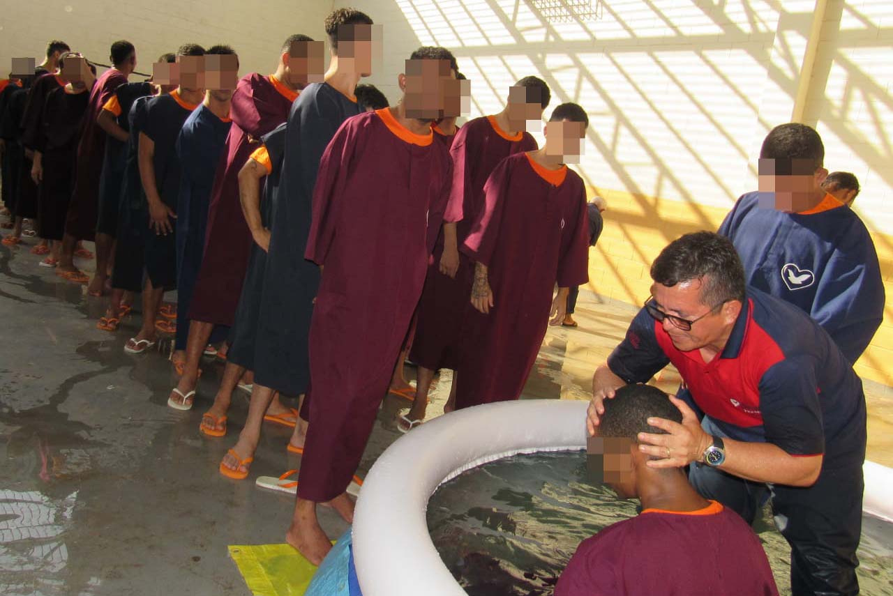 Mais de 100 internos se batizam nas águas em Penitenciária do Maranhão