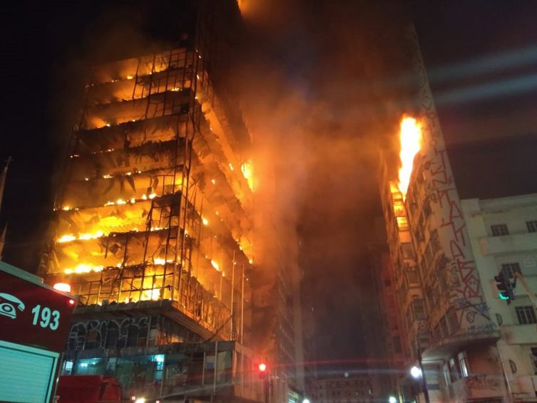 Imagem de capa - Voluntários da Igreja Universal auxiliam bombeiros e vítimas de prédio que desabou em São Paulo