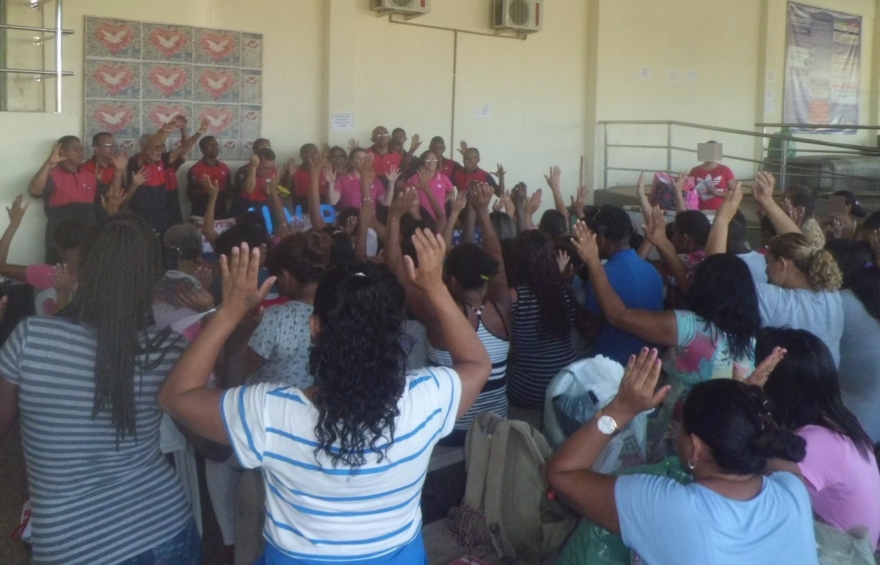 postFamiliares de detentos recebem oração no Maranhãona categoriaNotícias