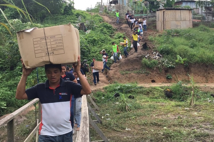 Moradores de Manaus recebem ajuda após enchente