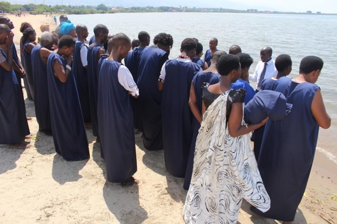 Imagem de capa - Batismo nas águas em Burundi