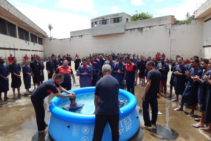 Centenas de presos se batizam nas águas em Minas Gerais