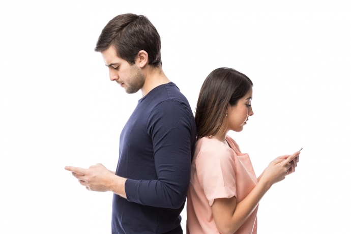 Imagem de capa - "Estou errada por querer as senhas das redes sociais dele?"