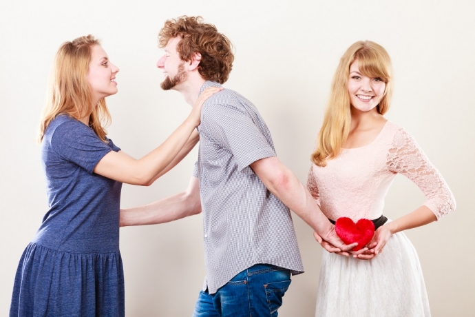 Imagem de capa - "Meu namorado marcou um encontro com outra mulher. O que faço?"