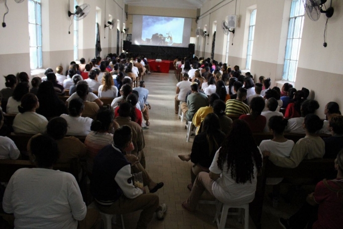 Sessão de cinema é realizada em presídio feminino