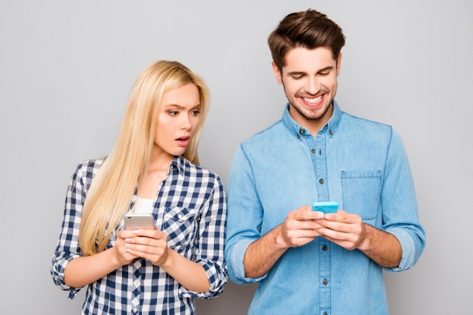 Imagem de capa - "Descobri que ele envia mensagens íntimas para outra mulher"