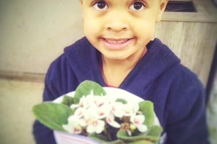 Foto de criança com flores viraliza na web
