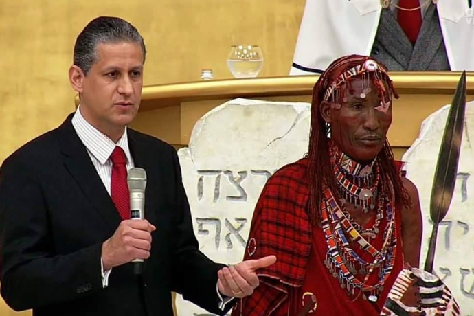 Membro da tribo maasai visita o Templo de Salomão