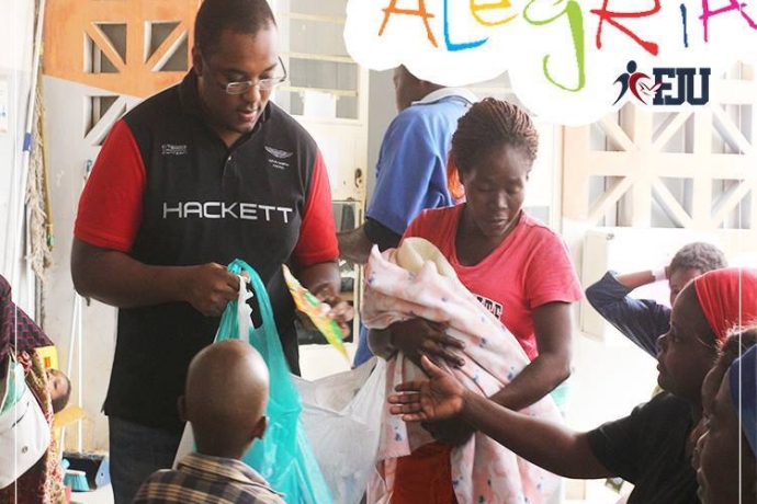 Força Jovem Universitários visita crianças em hospital de Angola