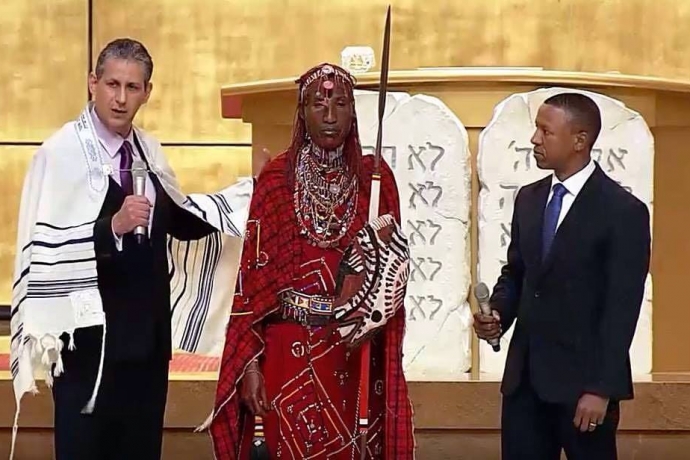 Imagem de capa - Membro da tribo Maasai visita o Templo de Salomão