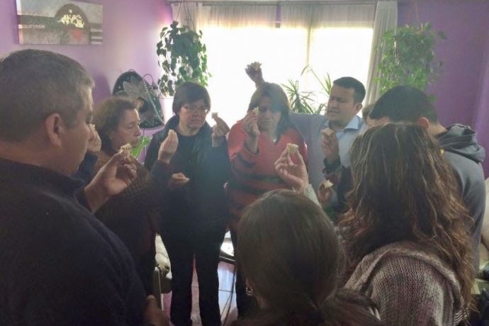 Voluntários levam orações para as residências do Chile