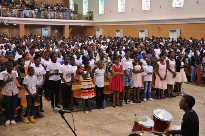 Jovens talentos se apresentam em Angola